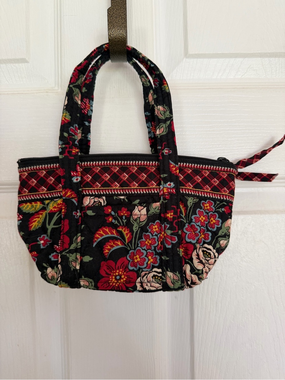 Vera Bradley Jilly Bag Anastasia Black Red Floral Quilted Purse Retired NWOT